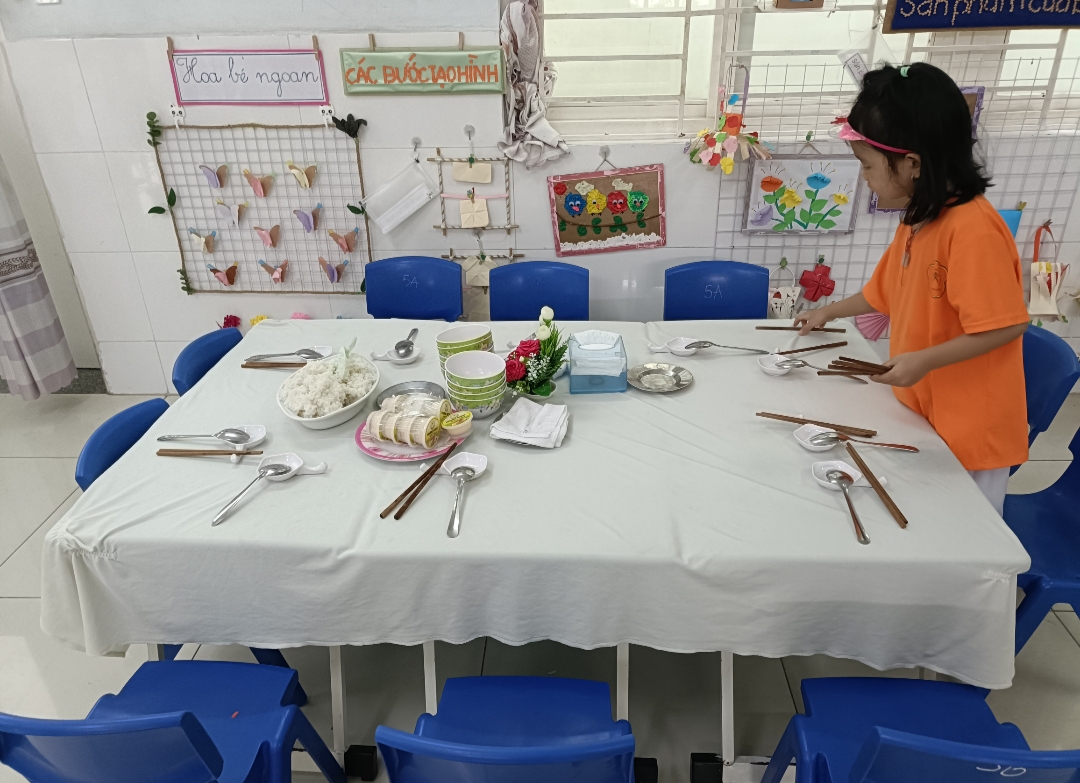 Giờ chuẩn bị ăn trưa