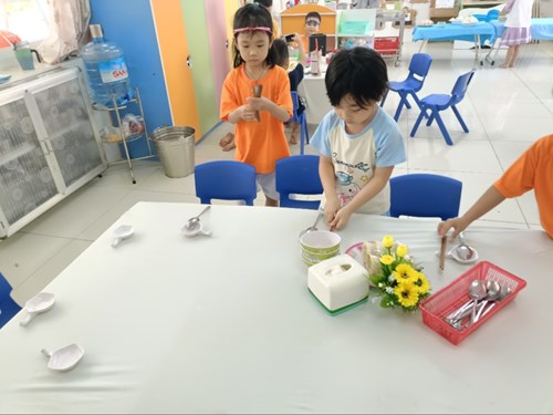 Hoạt động ăn trưa của bé.