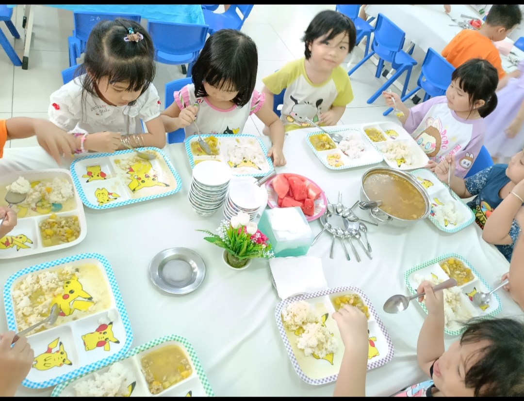 Hoạt động giờ ăn trưa của bé.