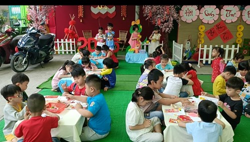 Bé vui đón xuân mới 2025