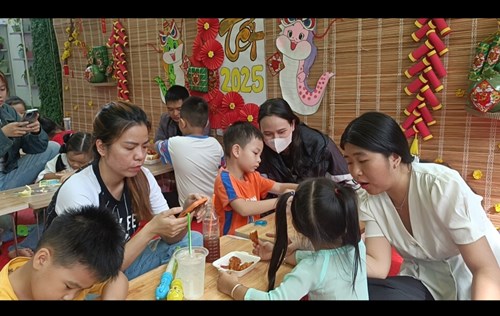 Bé vui   HỘI CHỢ MÙA XUÂN  