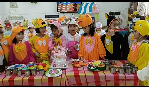 Hoạt động bé làm quen văn học.