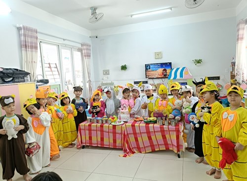 Hoạt động lớp 5B tập diễn kịch.
