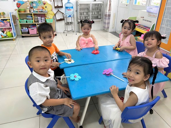 Các bé làm hoa tặng mẹ ngày mừng ngày 8/3