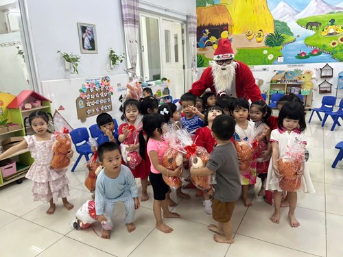Be vui đón Ông già Noel