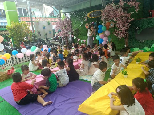 Hoạt động ngoài trời của bé
