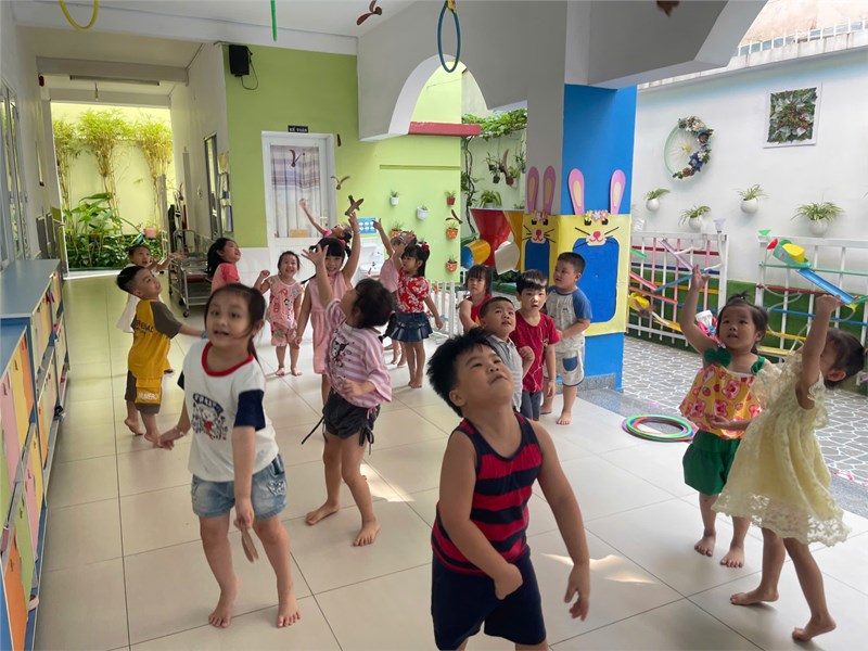 Bé vui chơi ngoài trời