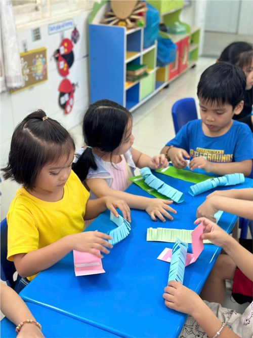 Hoạt động giờ học 
bé làm con thỏ từ ly giấy