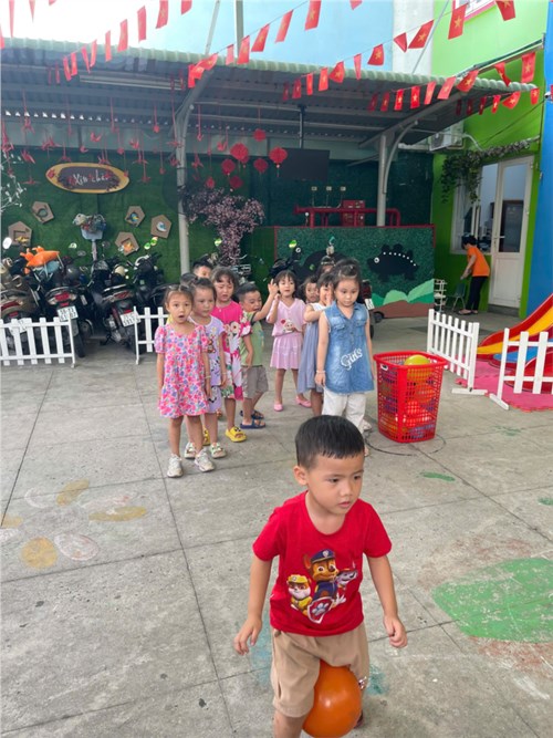 Bé chơi chuyền bóng