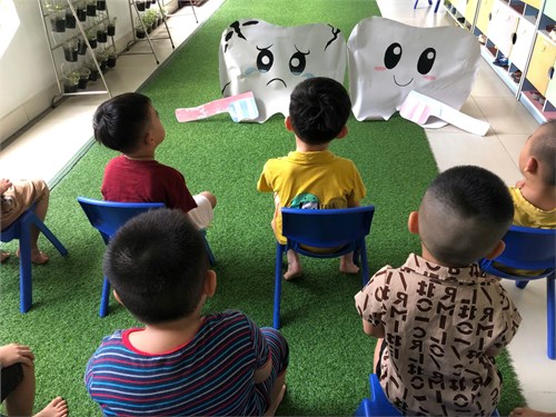 Bé tìm hiểu cách chải răng đúng cách