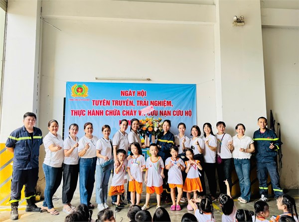 Trường Mầm non 11 tổ chức hoạt động trải nghiệm  Bé làm lính cứu hỏa 