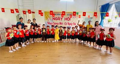 Ngày hội   năng lượng mới - cả ngày vui năm học 2024 - 2025: tiết mục đồng diễn của các bé lớp lá 1 và lơp lá 2