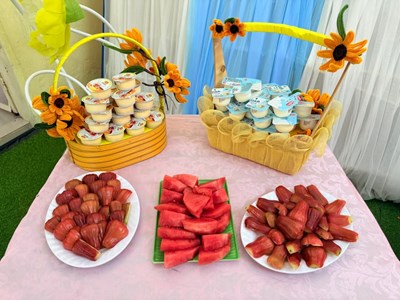 Tiệc buffet   chào mừng ngày 30/4  của các bé khối mầm - chồi