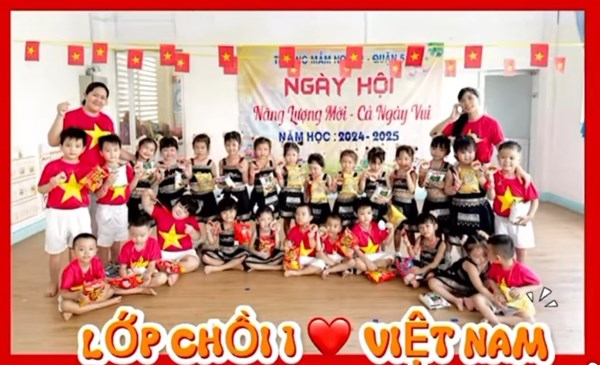 Các bé lớp chồi 1   chào mừng kỷ niệm 50 năm giải phóng miền nam - thống nhất đất nước 