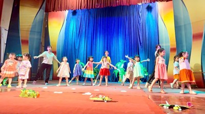 Các bé háo hức tập dợt từng tiết mục văn nghệ, chuẩn bị trang phục, cùng nhau ôn lại bao kỷ niệm dưới mái trường thân yêu.