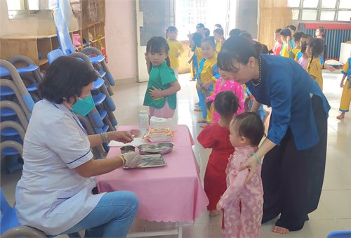 Lớp  24 - 36 tháng uống Vitamin A lần 2.