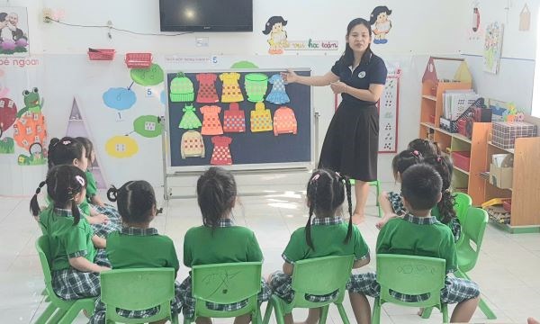 Giờ học đan nong mốt tại lớp MG 4-5 tuổi (Chồi 2)