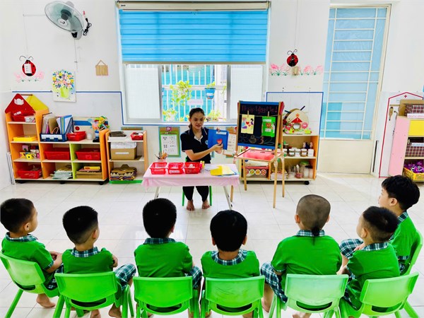Các bé lớp chồi 1 làm thiệp tặng mẹ nhân ngày 8/3