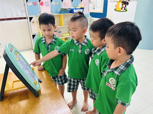 Hoạt động vui chơi góc của trẻ mầm non 
thế giới sáng tạo và khám phá