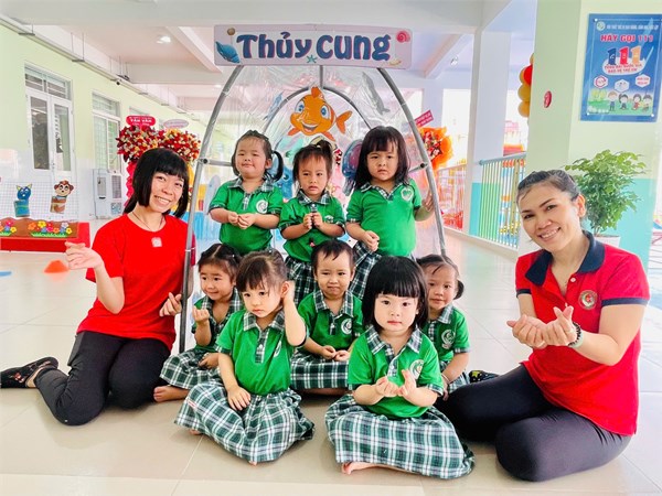 Các bé lớp vành khuyên tham gia chơi liên hoàn vận động