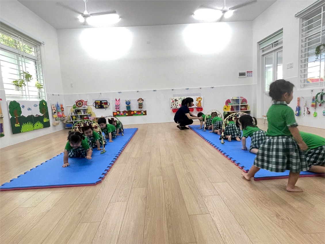 Tiết học  bò chui qua cổng 