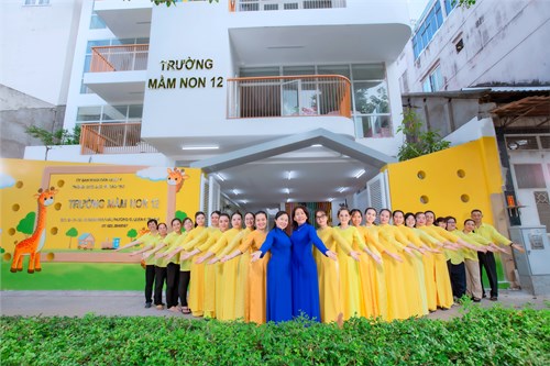 Tập thể Giáo viên và các bé  TỰ HÀO KHÁNH THÀNH TRƯỜNG MẦM NON 12 – DẤU ẤN 50 NĂM THỐNG NHẤT ĐẤT NƯỚC 