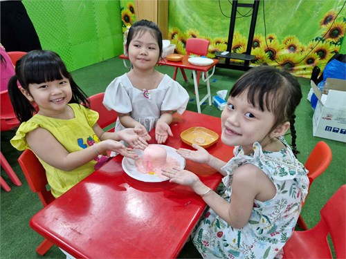 Hoạt động Steam  Núi lửa phun trào  của các bé lớp Lá 2 thật thú vị và bất ngờ. Kính mời ba mẹ cùng xem các bé thực hiện và sản phẩm của các bé nhé.