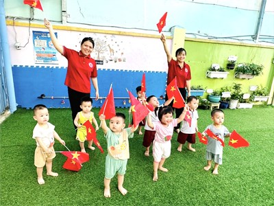 Hưởng ứng ngày hội phát triển giáo dục mầm non Thành phố chào mừng 50 năm ngày Giải phóng miền Nam, thống nhất đất nước (30/4/1975-30/4/2025), các bé Nhà trẻ và Mẫu giáo trường Mầm non 12 tham gia thể dục sáng bài  Như có Bác Hồ trong ngày vui đại thắng .