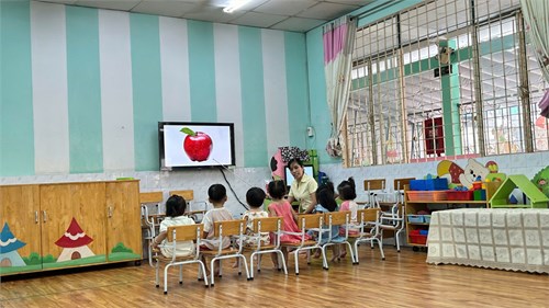 Giờ học nhận biết quả táo của các bé 19-24th