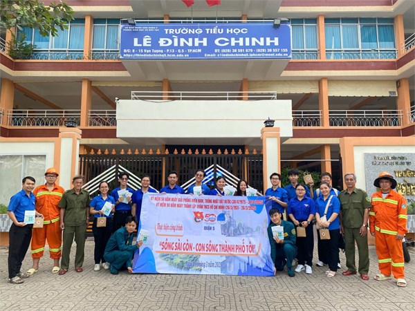Chi đoàn mầm non 13 phối hợp với Đoàn phường 13 Hưởng ứng lễ phát động ra quân tháng thanh niên 2025 CHỦ ĐỀ  TUỔI TRẺ QUẬN 5 TỰ HÀO, VỮNG TIN THEO ĐẢNG 