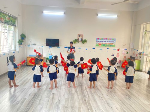Hòa chung không khí hướng về cột mốc thiêng liêng của tổ quốc. Lớp 19-24 tháng  Trường Mầm Non 13 tham gia đồng diễn thể dục chào mừng 50 năm giải phóng miền nam thống nhất đất nước.