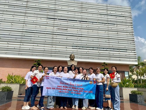 Chi bộ trường Mầm non 13 tổ chức chương trình về nguồn Hành trình Tháng Tư lịch sử 
 KỶ NIỆM 50 NĂM NGÀY GIẢI PHÓNG MIỀN NAM, THỐNG NHẤT ĐẤT NƯỚC ( 30/04/1975 – 30/04/2025)