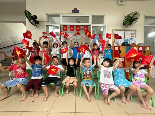 Các bé trang khí không gian lớp học Chào Mừng 50 Năm Ngày Giải Phóng Miền Nam Thống Nhất Đất Nước