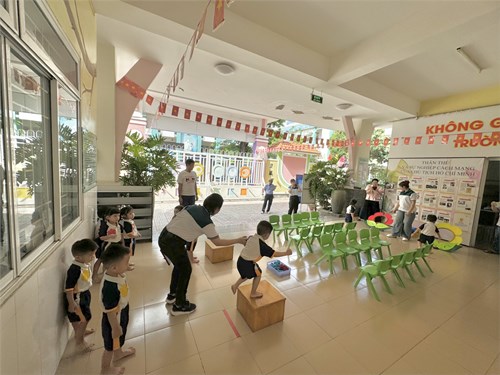 Các bé 25 - 36 tháng tham gia hội thao chào mừng 50 năm ngày giải phóng miền nam - thống nhất đất nước (30/4/1975 - 30/4/2025) và mừng ngày quốc tế lao động 1/5 với trò chơi liên hoàn: trèo lên- xuống bục, đi trong đường hẹp có cầm vật trên tay, ném trúng đích trước mặt.