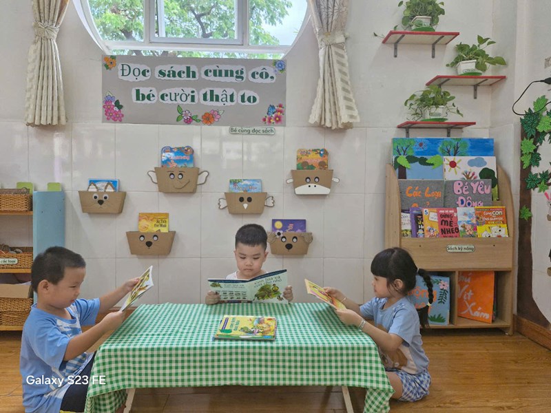 Các bé lớp Mầm 5 hưởng ứng ngày hội đọc sách   Đọc sách cùng cô - Bé cười thật to 