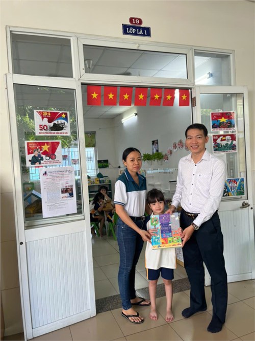 Lớp Lá 1 phối hợp cùng phụ huynh hưởng ứng Ngày hội đọc sách và văn hoá đọc
 Cùng con đọc sách - Cùng con lớn khôn .