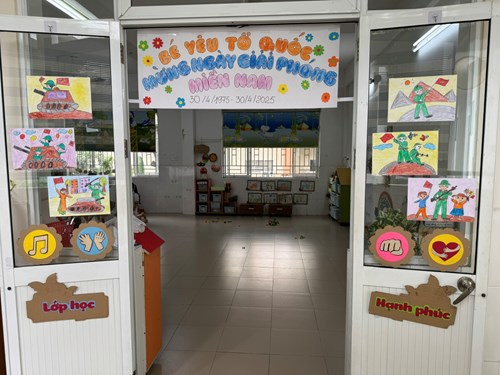 Các bé lớp chồi 5 trường mầm non 13 quận tân bình cùng cô giáo trang trí môi trường chào mừng 50 năm giảo phóng miền nam thống nhất đất nước.