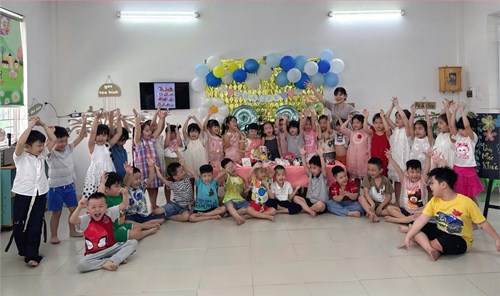 Lá 3 : Hoạt động nặn đất sét làm móc khoá - món quà yêu thương tặng mẹ nhân ngày 8/3