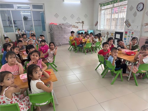 Lá 3: Hoạt động làm tranh chậu hoa từ đất sét