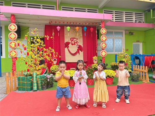 Trẻ tham gia lễ hội Đón xuân Ất Tỵ