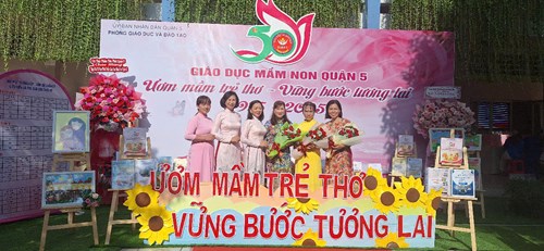 MN14B-CB-GV tham quan khu triển lãm hình ảnh Kỷ niệm 50 năm Ngành giáo dục Mầm non Quận 5