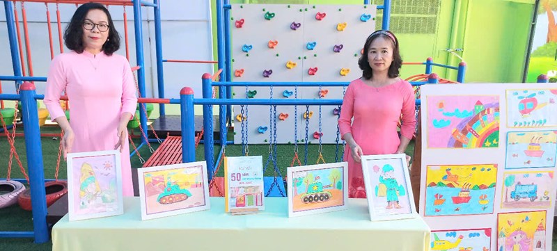 MN14B-Giáo viên tham gia triễn lãm hình ảnh của nhà trường 50 năm - một chặng đường trong hoạt động kỷ niệm 50 năm ngày thống nhất đất nước 30-4-2025