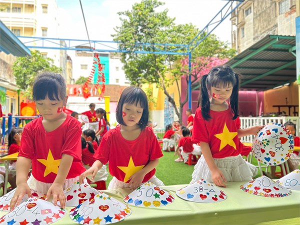 MN14B-Hoạt động của các bé khối Lá - Trang trí nón lá-chào mừng Kỷ niệm 50 năm thống nhất đất nước 30-4-1975-30-4-2025