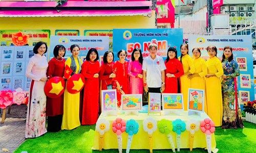 MN14B-Lãnh đạo Quận tham quan khu triễn lãm hình ảnh của nhà trường 50 năm - một chặng đường   kỷ niệm 50 năm ngày thống nhất đất nước 30-4-2025
