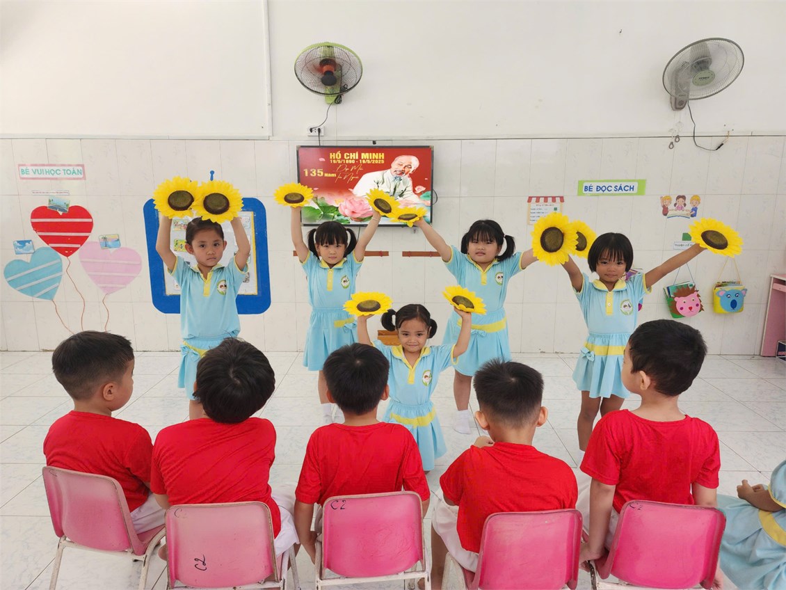 Các bé chúc mừng sinh nhật bác hồ