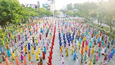 Đồng diễn dân vũ trên trang phục áo dài “50 năm – tự hào một dải gấm hoa”
