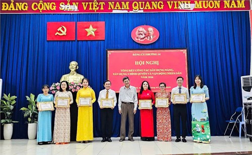 Đảng viên chi bộ Mầm non 14 nhận khen thưởng  Đảng viên hoàn thành xuất sắc nhiệm vụ năm 2024 