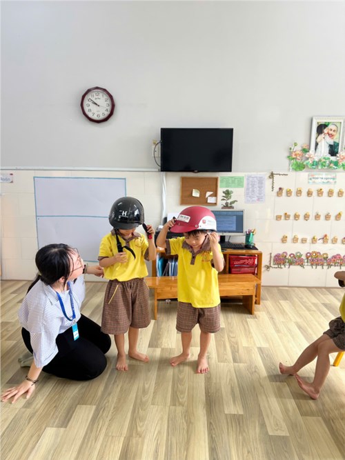 Lớp chồi 2 học kỹ năng đội nón bảo hiểm khi đi xe mô tô