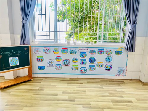 Các bé lớp chồi 2 trang trí hồ cá