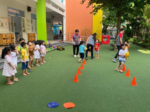 Các bé lớp chồi 1 học CLB Bóng bầu dục